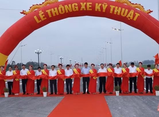 Các đại biểu cắt băng thông xe kỹ thuật dự án đường giao thông nối TP Sầm Sơn với KKTNS (giai đoạn 1). Ảnh: Lê Hợi