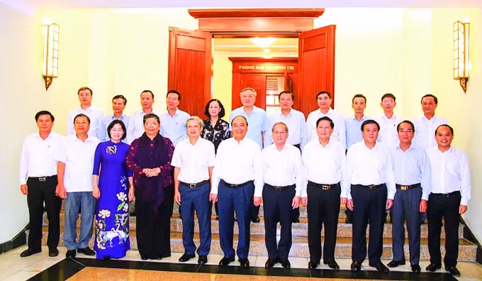 Các đồng chí lãnh đạo Trung ương chụp hình lưu niệm với lãnh đạo tỉnh Thừa Thiên Huế.