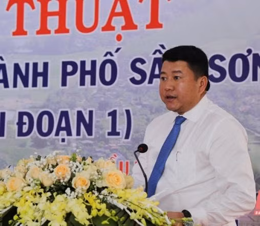 Ông Mai Xuân Thông, Chủ tịch Tập đoàn Xây dựng Miền Trung, đại diện nhà thầu thi công cam kết sẽ gấp rút hoàn thiện công trình, đưa vào khai thác sử dụng trước ngày 30-4-2021. Ảnh: LH