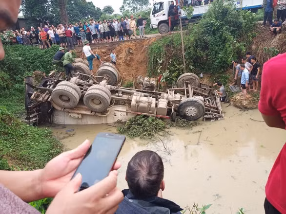 Hình ảnh chiếc xe bồn lật ngửa sau khi rơi xuống ao. Ảnh: tuoitre.vn