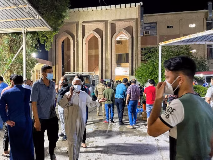 Nhiều người tập trung tại bệnh viện Ibn Khatib sau vụ hỏa hoạn - Ảnh: Reuters