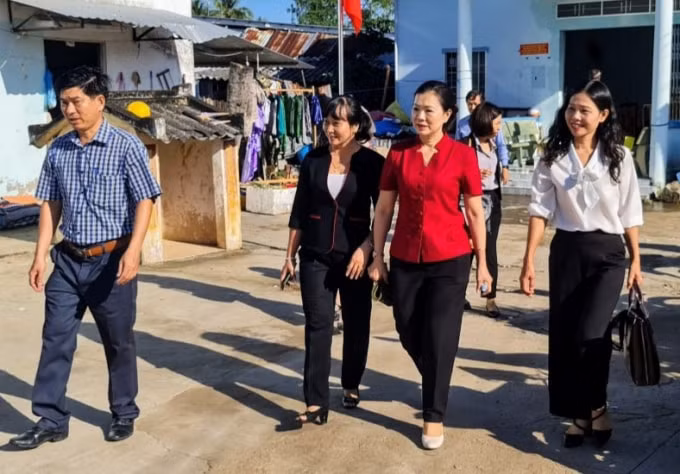 Phó Chủ tịch Ủy Ban Trung ương MTTQ Việt Nam Trương Thị Ngọc Ánh cùng đoàn công tác đến kiểm tra tại điểm bỏ phiếu trên địa bàn huyện Hòa Bình.