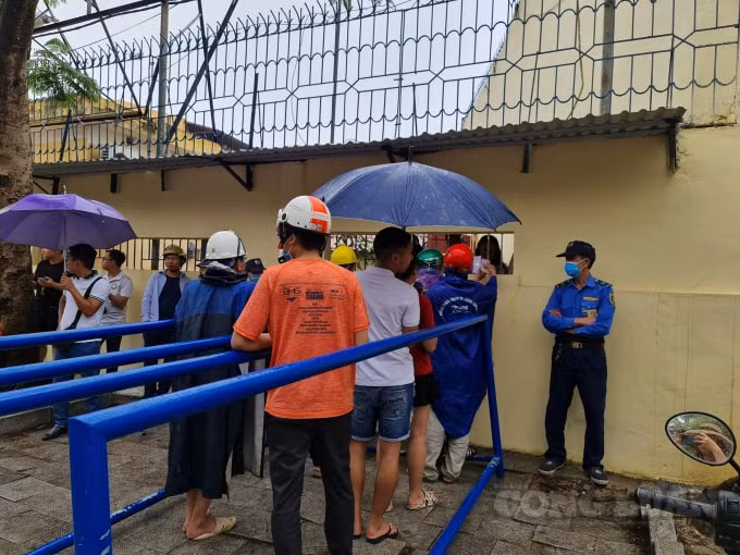 Sáng 26/4, BTC sân Thanh Hoá mở bán vé trận Đông Á gặp Hoàng Anh Gia Lai thu hút đông người hâm mộ 