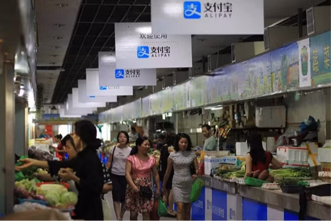 Một khu chợ ở Ôn Châu nơi sử dụng Alipay. Hàng triệu người ở Trung Quốc sử dụng ứng dụng này mỗi ngày để thanh toán cho mọi thứ, từ giao đồ ăn đến đóng tiền điện. (Nguồn: Visual China Group/Getty Images).