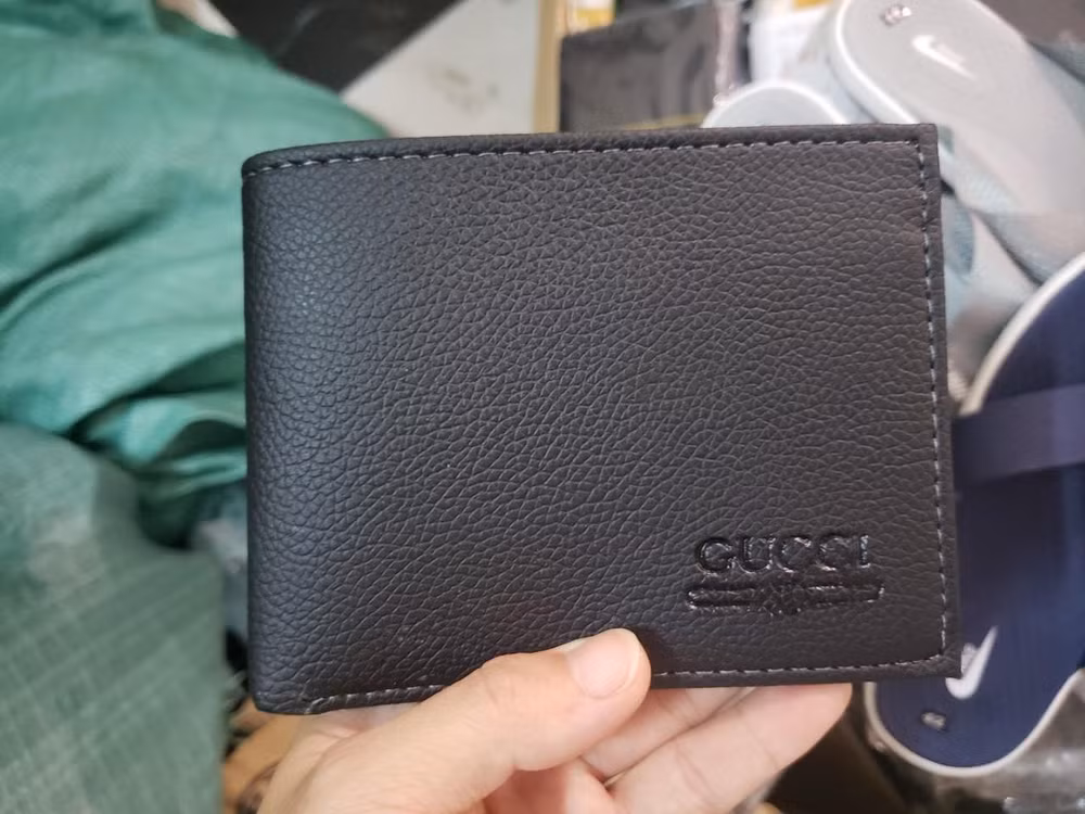 Nhiều sản phẩm không rõ nguồn gốc xuất xứ được phát hiện tại kho hàng của một công ty chuyển phát nhanh. Ảnh: tienphong.vn