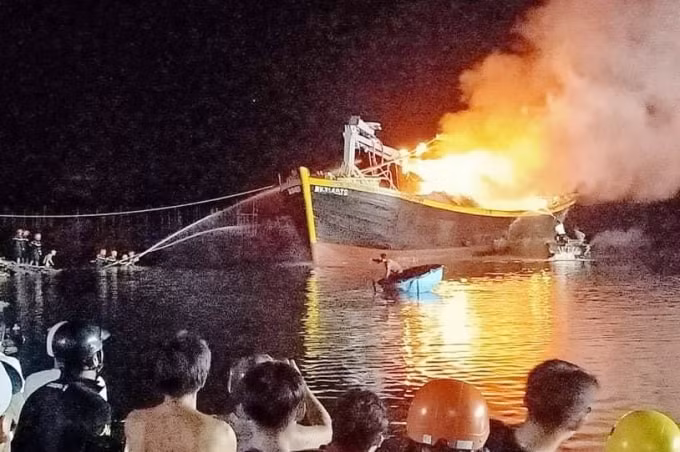 Hình ảnh 2 tàu cá bốc cháy dữ dội trong đêm. Ảnh: vietnamnet.vn