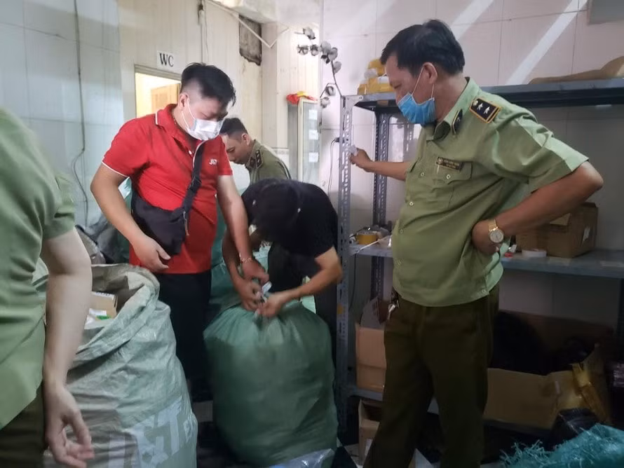 Cục Quản lý thị trường TP. Đà Nẵng phát hiện 4.446 sản phẩm nghi giả mạo các nhãn hiệu nổi tiếng như Nike, Adidas, Chanel… Ảnh: tienphong.vn
