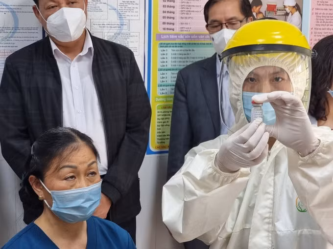 Công tác tiêm phòng của nước ta được tiến hành rất cẩn trọng (ảnh TL).