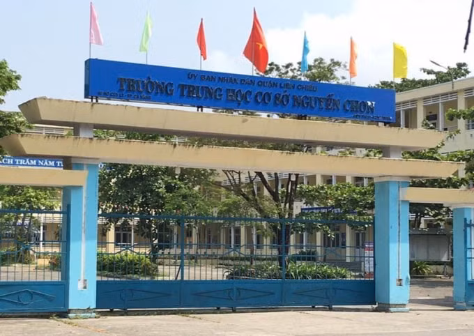 Bà Lữ Thị Kim Hoa bị kỷ luật do để xảy ra thất thoát trong việc mua sắm sách thư viện tại Trường THCS Nguyễn Chơn.