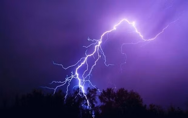Đánh cá lúc trời sắp mưa, 4 người ở Tây Ninh không may bị sét đánh. Ảnh: Minh họa