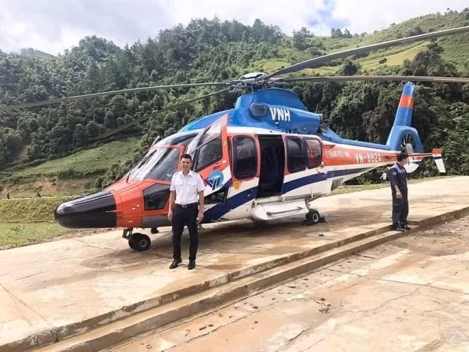Máy bay trực thăng sẵn sàng phục vụ du khách ngắm cảnh Sa Pa từ trên cao.