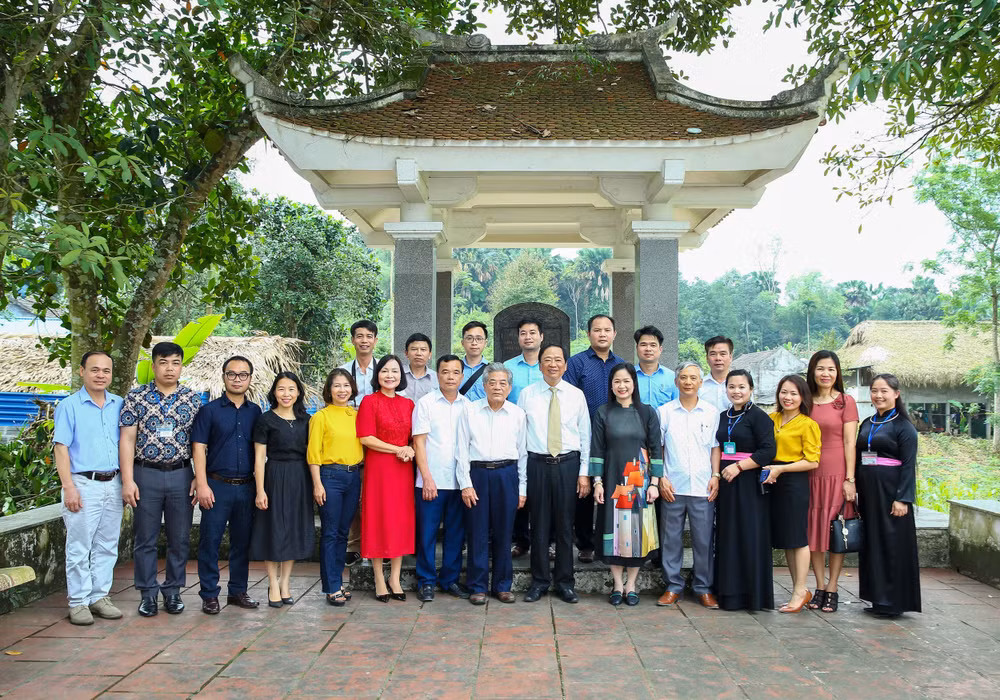 Đoàn đại biểu cùng chụp ảnh lưu niệm tại Bia Di tích lịch sử Địa điểm thành lập Hội Nhà báo Việt Nam. Ảnh: Sơn Hải