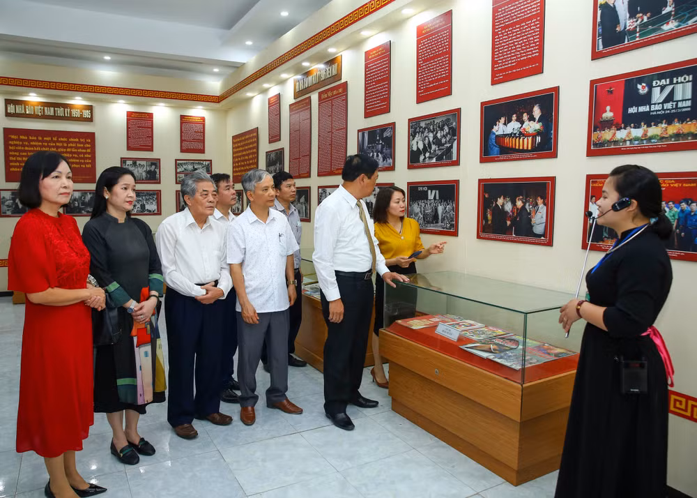 Các đại biểu&nbsp;cùng ôn lại truyền thống xây dựng, trưởng thành của Hội Nhà báo Việt Nam (Ảnh: Sơn Hải)