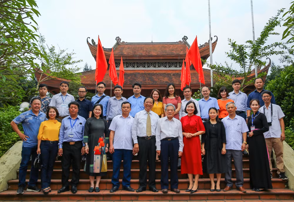 Đoàn đại biểu chụp ảnh lưu niệm tại Nhà tưởng niệm Chủ tịch Hồ Chí Minh