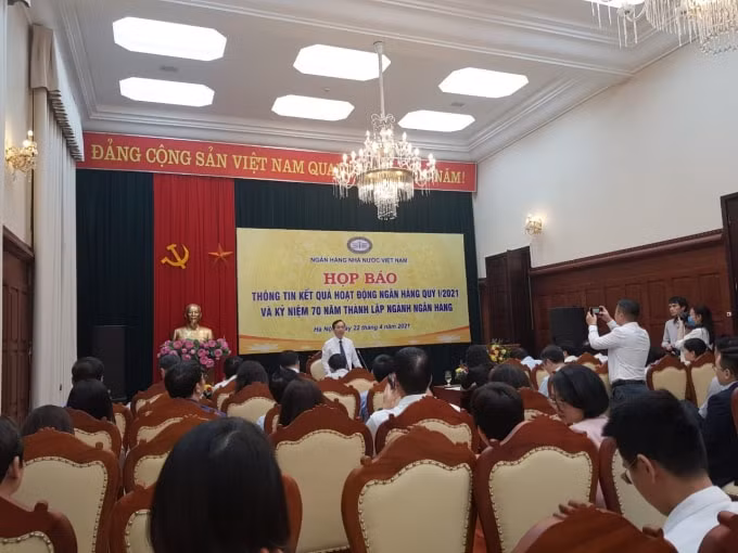 Toàn cảnh buổi Họp báo do Ngân hàng Nhà nước tổ chức chiều 22/4.