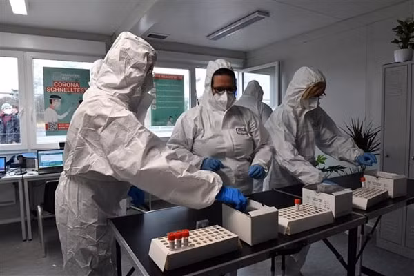 Nhân viên y tế làm việc tại một điểm xét nghiệm COVID-19 ở Lubieszyn, Ba Lan. Ảnh: PAP