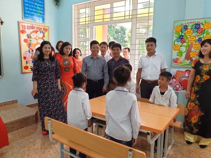 Các đại biểu tham quan Trường Tiểu học Cao Lâu