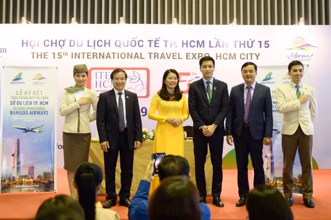 Các đại diện chụp ảnh lưu niệm trong sự kiện