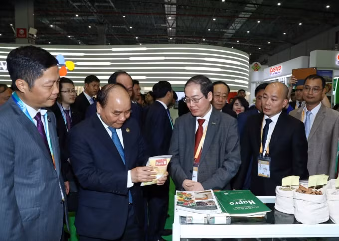 Thủ tướng Nguyễn Xuân Phúc đánh giá cao những nỗ lực của Hapro trong việc giới thiệu và đưa sản phẩm nông sản Việt Nam ra thế giới (Hội chợ nhập khẩu Quốc tế Trung Quốc 2018).