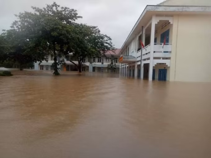 Nhiều trường học phải lùi thời gian khai giảng năm học mới do bị ngập nước