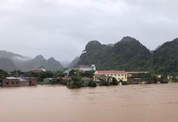 Mưa lũ khiến nhiều nhà dân bị ngập trong biển nước