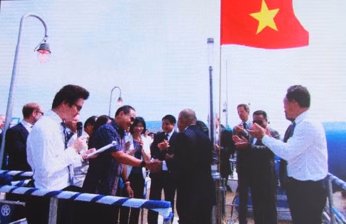 Các đại biểu chính thức vận hành van nhận nước tại NMNM sông Đuống sáng 5/9.