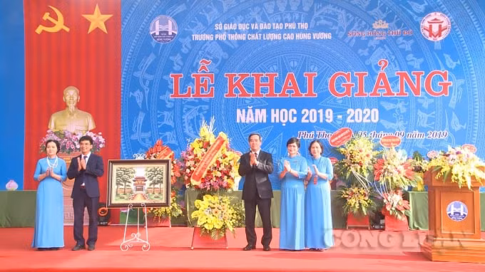 Đồng chí Nguyễn Văn Bình, Ủy viên Bộ chính trị, Bí thư trung ương Đảng, Trưởng ban kinh tế Trung ương đã tặng hoa cho thầy trò trường phổ thông chất lượng cao Hùng Vương tại Phú Thọ.