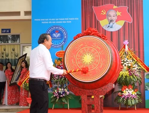 Phó Thủ tướng Trương Hòa Bình đánh trống khai giảng năm học mới. Ảnh: VGP