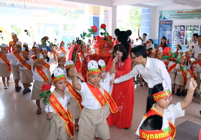 Phó Thủ tướng tham gia nghi thức đón học sinh lớp 1 - những thành viên mới nhất của Trường Tiểu học Lê Văn Tám. Ảnh: VGP