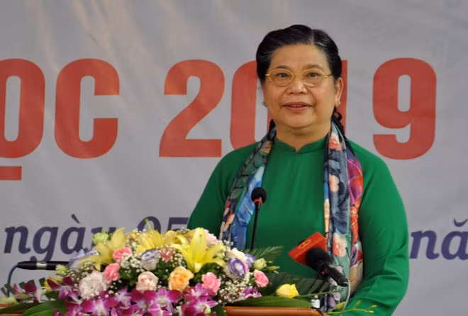 .Phó Chủ tịch Thường trực Quốc hội Tòng Thị Phóng phát biểu chúc mừng thầy và trò Trường THPT Hoàng Văn Thụ, huyện Lục Yên trong ngày khai giảng năm học mới. Ảnh: Mạnh Cường.
