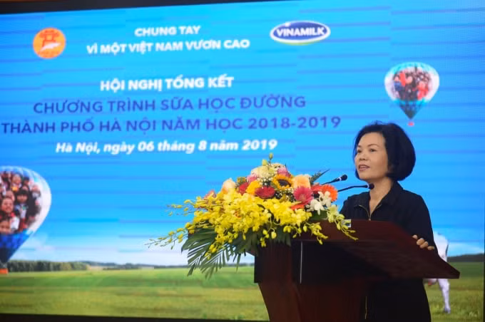 Bà Bùi Thị Hương, Giám đốc Điều hành Nhân sự, Hành chính và Đối ngoại Công ty Vinamilk phát biểu cảm ơn và cam kết tiếp tục sứ mệnh mang đến cho trẻ em nguồn sữa tươi dinh dưỡng tốt nhất.