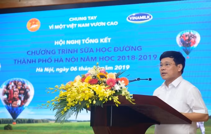 Ông Ngô Văn Quý, Phó Chủ tịch UBND Thành phố Hà Nội tuyên dương các đơn vị có thành tích xuất sắc trong việc triển khai và thực hiện chương trình Sữa học đường năm học 2018-2019