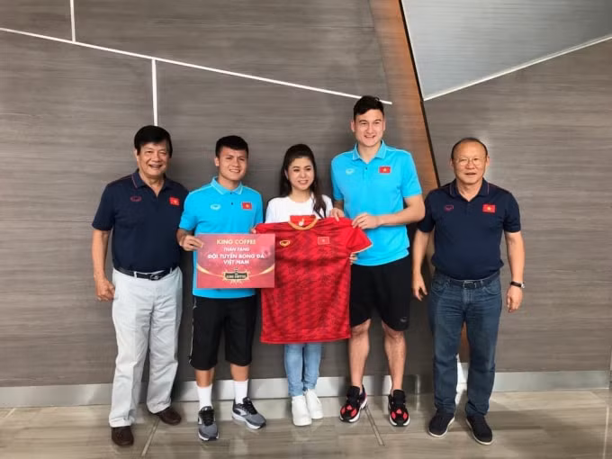 Bà Lê Hoàng Diệp Thảo chụp hình lưu niệm cùng HLV Park Hang-seo và các thành viên ĐT Việt Nam. Ảnh: Hoàng Dương