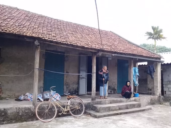Căn nhà cấp 4 cũ kỹ, sập sệ, ẩm mốc của gia đình cụ Trần Đình Sai. Ảnh Trần Toản.
