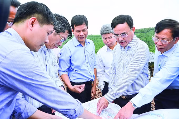 Các nhà đầu tư khảo sát tại Quảng Bình để tìm hiểu môi trường đầu tư dự án du lịch nghỉ dưỡng.