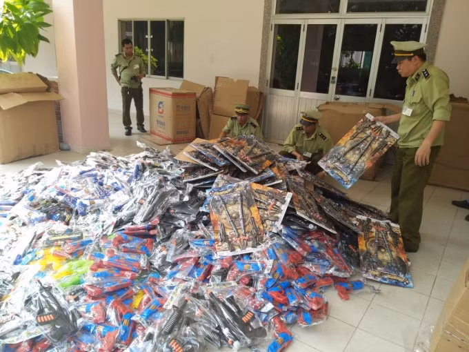 Tạm giữ gần 1.500 khẩu súng nhựa nhập lậu. Ảnh bcd389.gov.vn