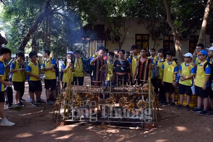 Giới thiệu với du khách về ẩm thực Gia Lai. Ảnh: Báo Công Thương