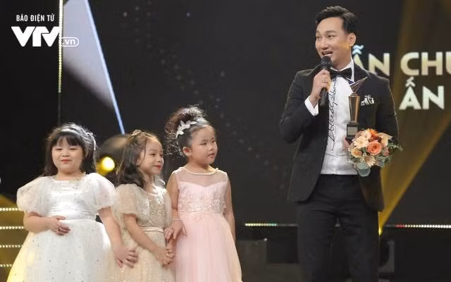 MC Thành Trung nhận Giải người dẫn chương trình ấn tượng. Ảnh: VTV.