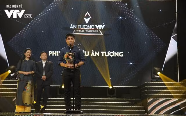 Đạo diễn Tạ Quỳnh Tư nhận giải cho bộ phim tài liệu 