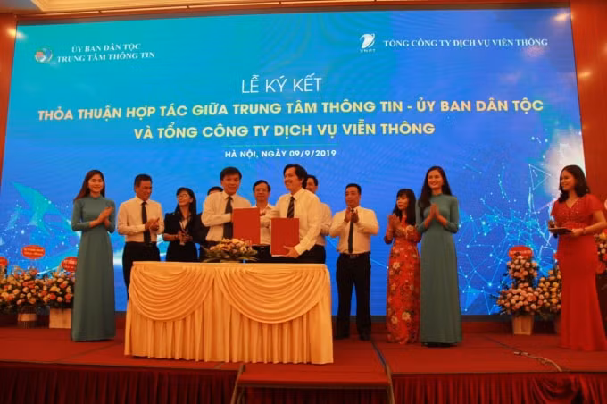 Ông Lương Hồng Khanh – P. Tổng Giám đốc VNPT VinaPhone (trái) và ông Nguyễn Ngọc Hà – Giám đốc TTTT - Ủy ban dân tộc cùng lãnh đạo các Vụ, các đơn vị trực thuộc của Uỷ ban Dân tộc.