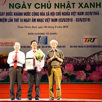 Ông Phan Ngọc Thọ trao giải nhất cho tác giả Phan Văn Thành với ca khúc “Ngày Chủ nhật xanh”.