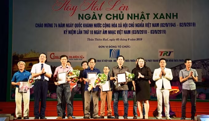 Ông Phan Thiên Định, Phó Chủ tịch và bà Trần Thị Hoài Trâm, Chánh Văn phòng UBND tỉnh trao giải cho các tác giả.