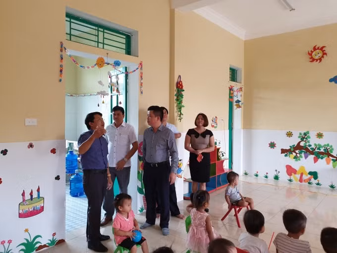 Đại diện Công ty và lãnh đạo địa phương tham quan các phòng học.