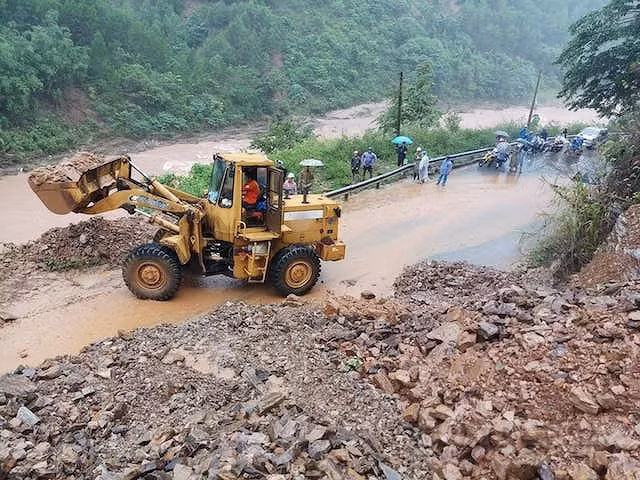 Đường sá bị sạt lở nghiêm trọng do mưa lớn