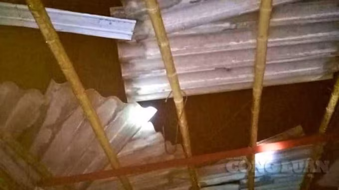 Nhà cửa bị tốc mái ở Triệu Phong