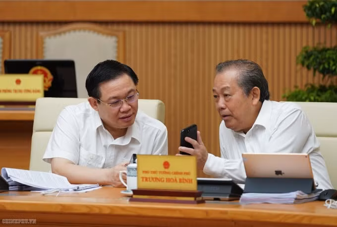 Phó Thủ tướng Trương Hòa Bình và Phó Thủ tướng Vương Đình Huệ nhắn tin ủng hộ người nghèo. Ảnh VGP.