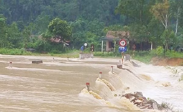 Nước lũ chảy xiết tại các cầu tràn ở huyện Minh Hóa, Quảng Bình