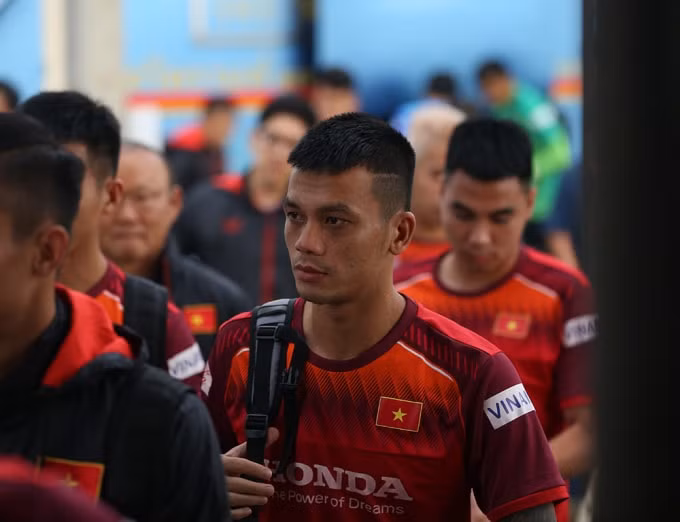 Hữu Tuấn cùng các đồng đội có mặt tại Thái Lan và ngay lập tức tập luyện chuẩn bị cho trận đấu quan trọng. Ảnh: Hữu Phương