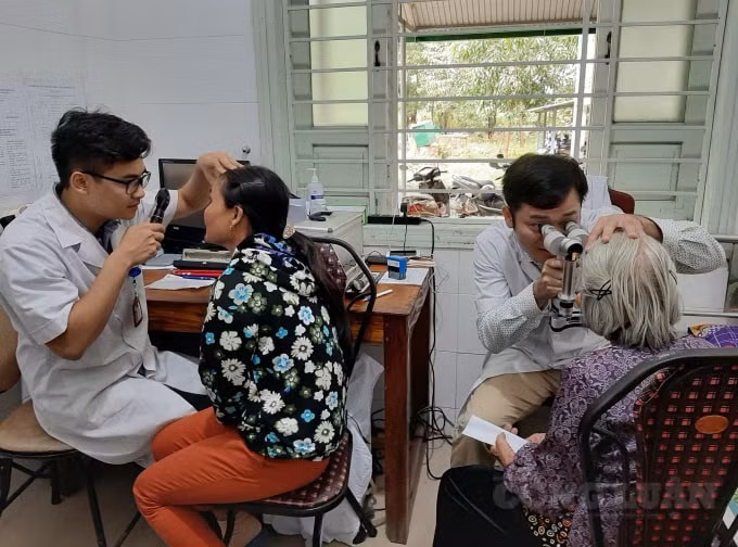 Đội ngũ bác sĩ thăm khám cho hơn 1500 người dân và bệnh nhân.