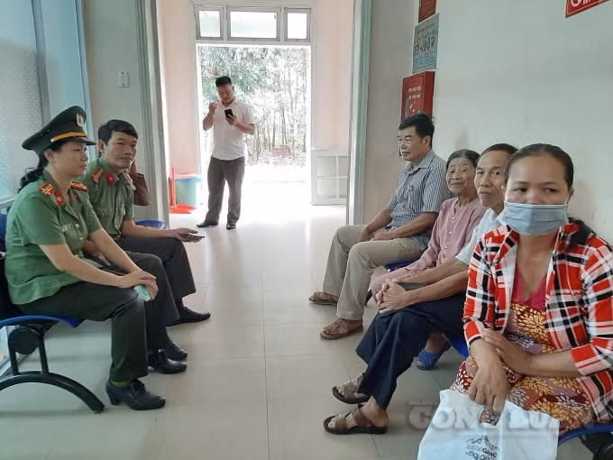 Lực lượng công an hỗ trợ người dân trong việc đi lại và làm thủ tục thăm khám.